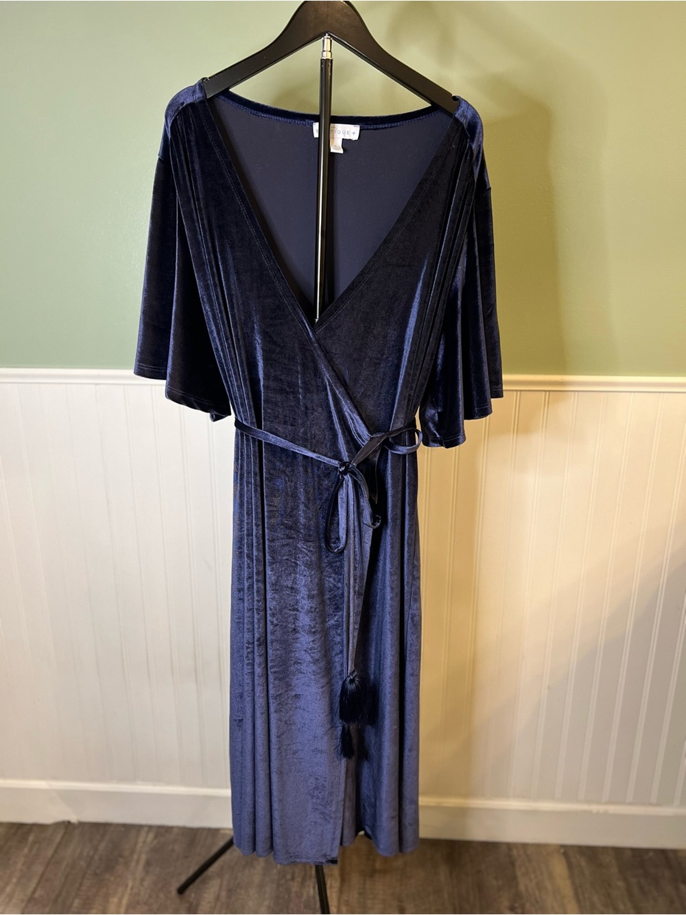 Gorgeous Boutique Velvet Wrap Midi Dress in Rich Deep Navy. Size 2X